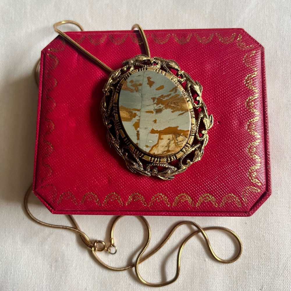 GUC Vintage Gold Tone Necklace with Large Center Stone